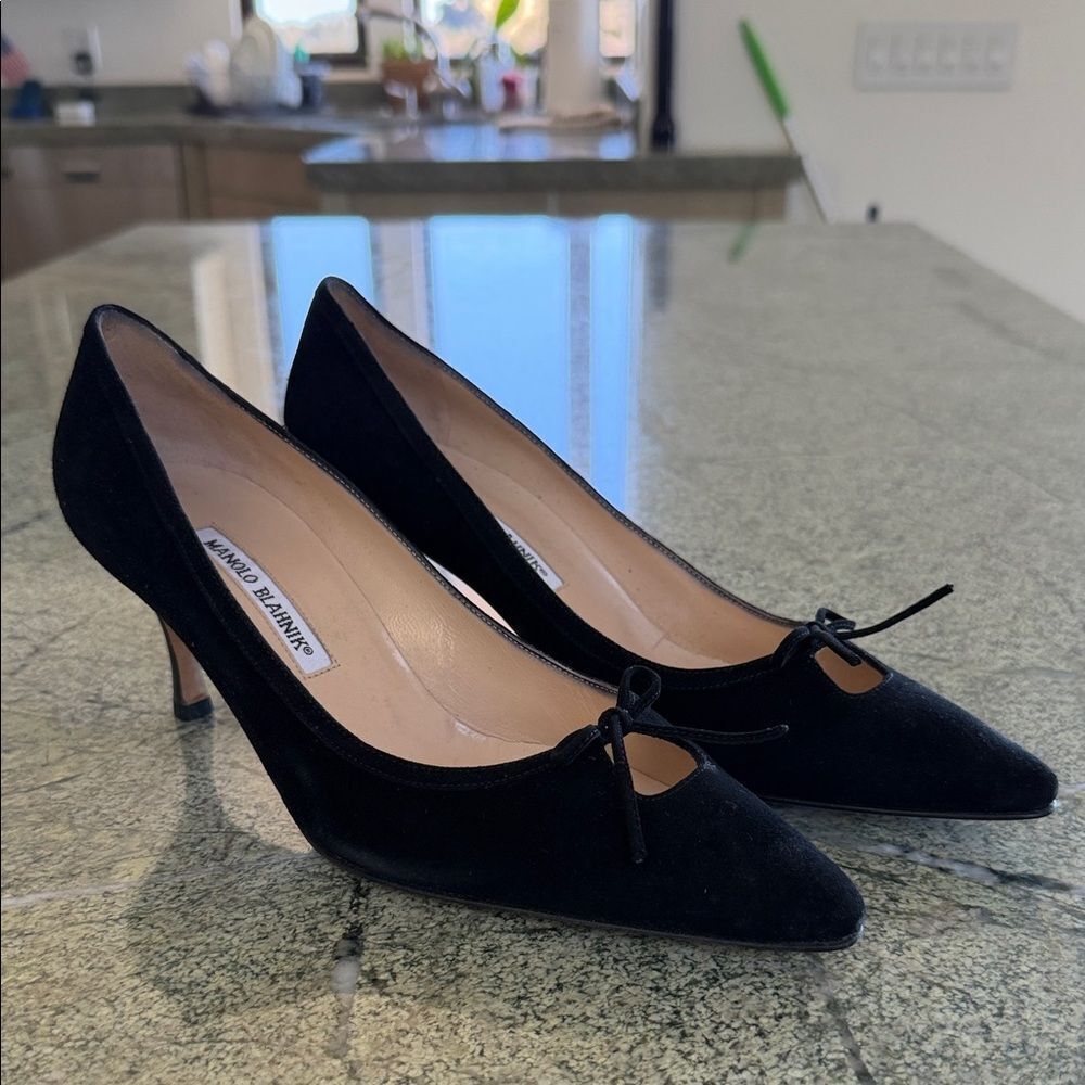 New Manolo blahnik black suede pumps 8